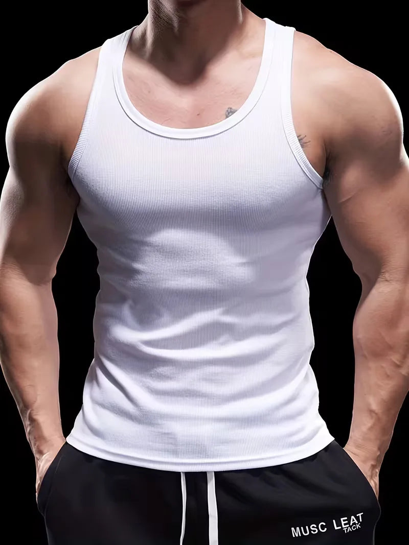 Mouwloze slim fit geribde heren tanktop in wit, perfect voor actieve zomerdagen en intensieve workouts.