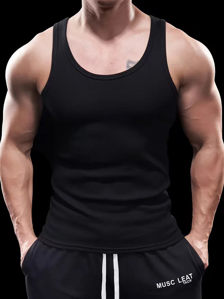 Fitness heren tanktop, slim fit en geribd, ontworpen voor optimale bewegingsvrijheid tijdens training.