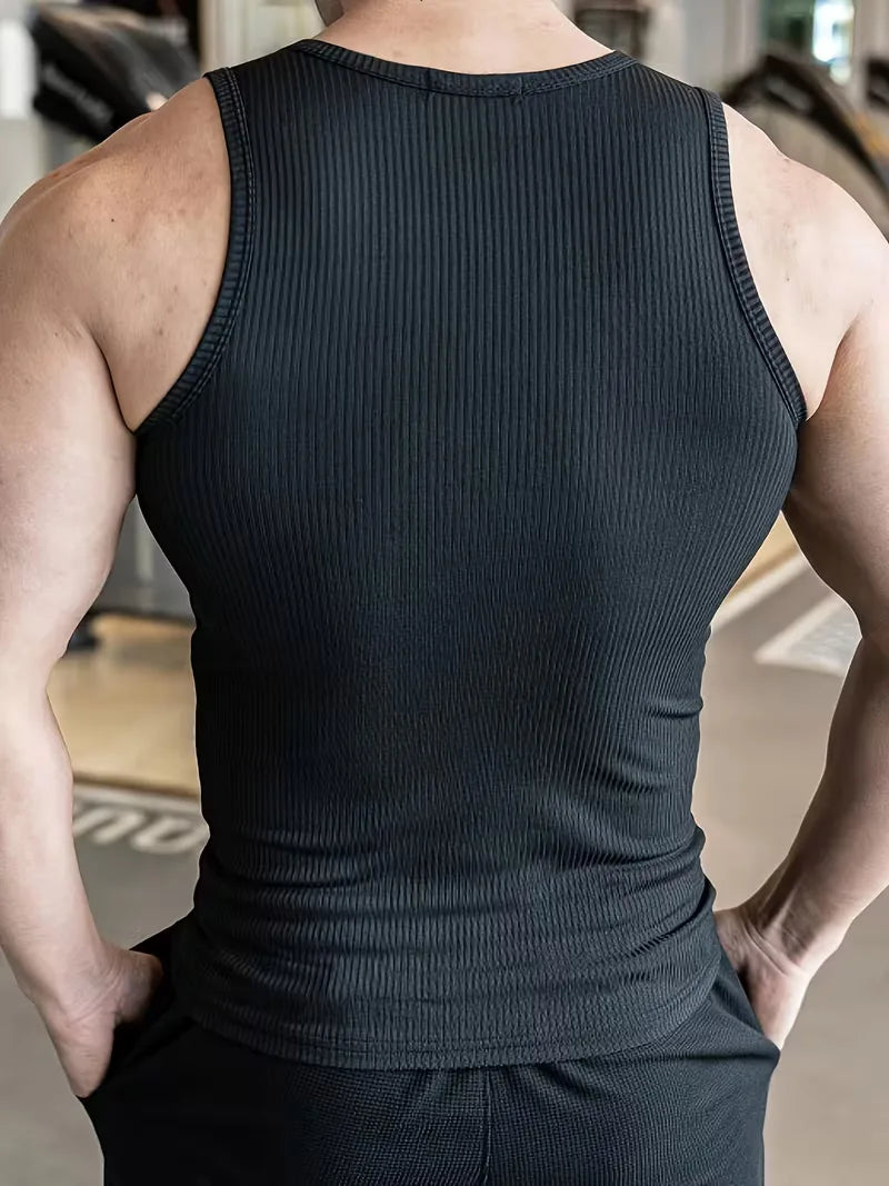 Geribde slim fit heren tanktop, verkrijgbaar in wit en zwart, ideaal voor sportieve heren en actievekleding.
