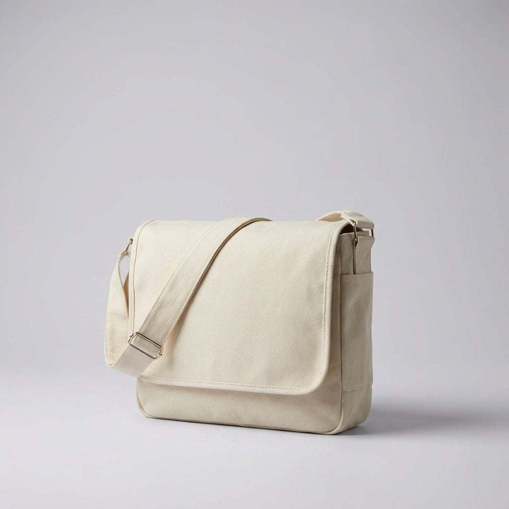 Zwarte functionele canvas schoudertas. Duurzame unisex messengerbag, perfect voor werk of reizen.