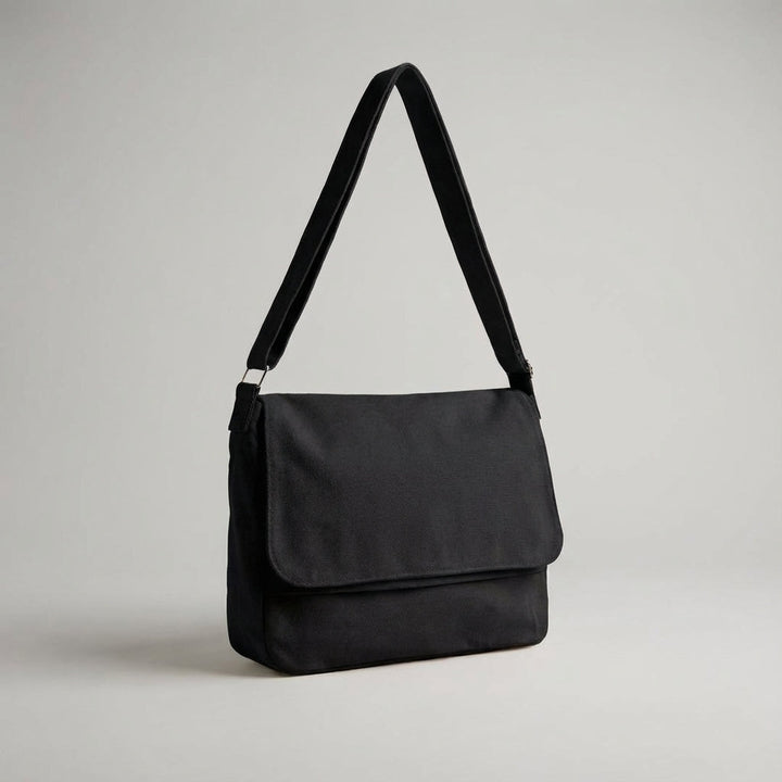 Reisvriendelijke unisex canvas schoudertas in zwart. Lichtgewicht en stevige messengerbag voor alle avonturen.