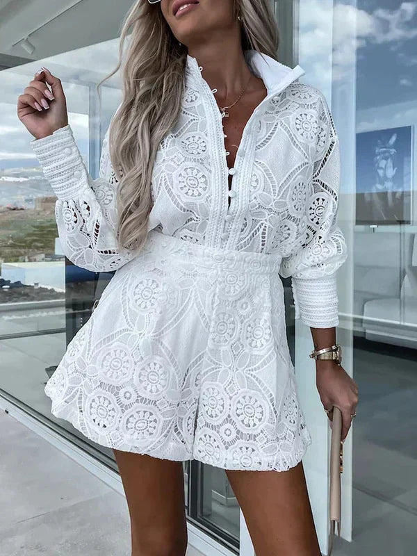 Witte tweedelige boho zomerset voor dames, met luchtige opengewerkte details. Comfortabel en stijlvol voor de zomer.
