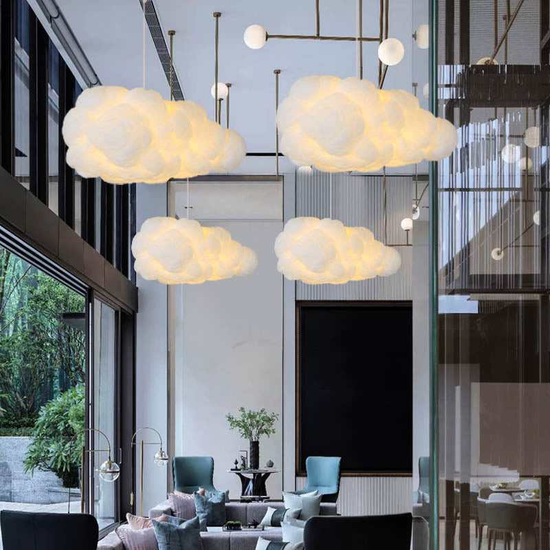 "Witte wolkenvormige hanglamp met zacht licht, ideaal voor kinderkamers en slaapkamers. Dromerig design voor serene sferen."