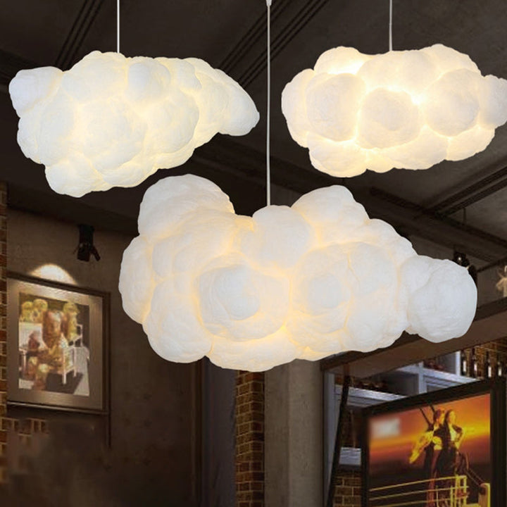 "Witte wolkenvormige hanglamp met zacht licht, ideaal voor kinderkamers en slaapkamers. Dromerig design voor serene sferen."