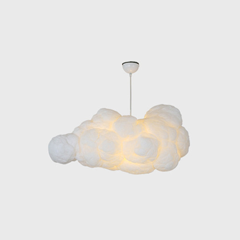 "Witte wolkenvormige hanglamp met zacht licht, ideaal voor kinderkamers en slaapkamers. Dromerig design voor serene sferen."