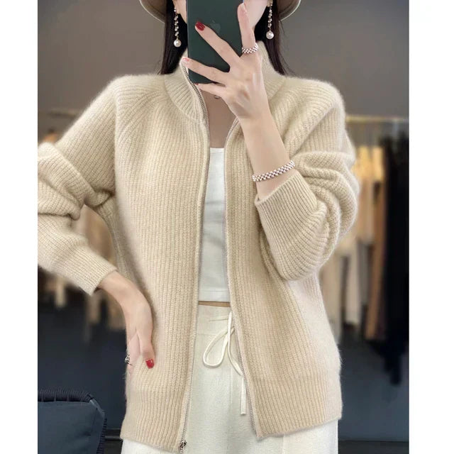 "Wollen damesvest met rits, gebreide structuur, warme beige tint, geschikt voor herfst en winter, comfortabel en stijlvol."