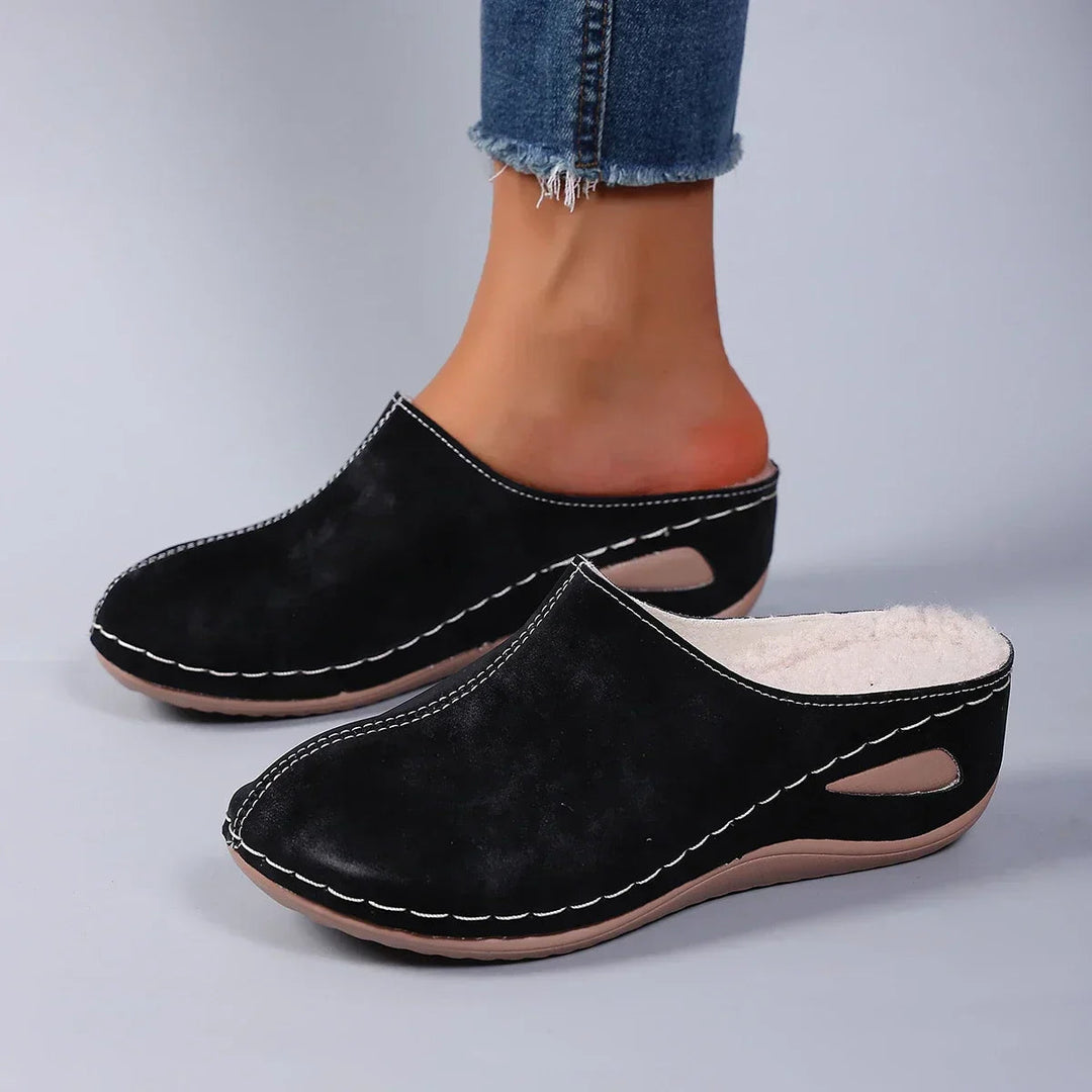 Praktische dames sandalen met orthopedische voetboogondersteuning en een comfortabele sleehak, ideaal voor de zomer.