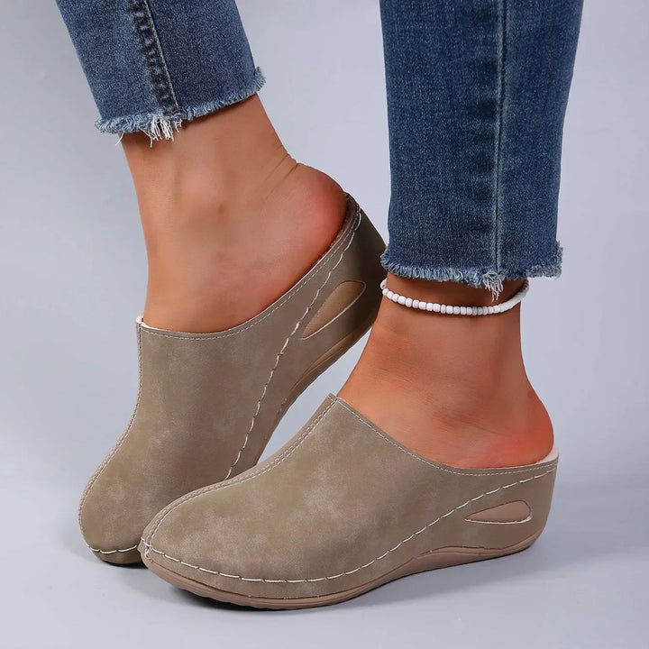 Moderne dames comfort klompen met een elegante sleehak; perfecte orthopedische instapper voor dagelijks comfort.