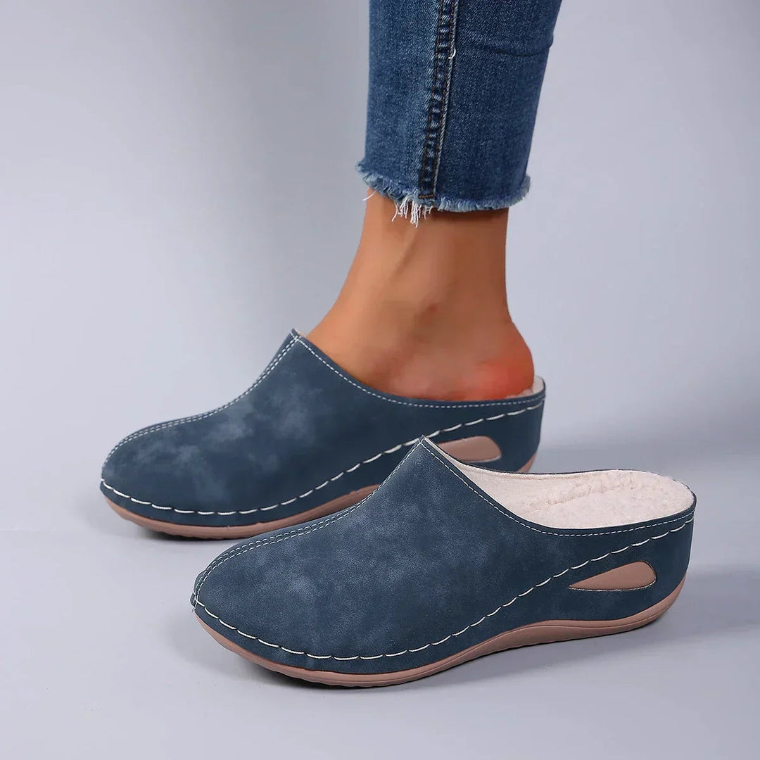 Comfortabele orthopedische dames instapklompen met voetboogondersteuning en sleehak, perfect voor gezonde voeten.