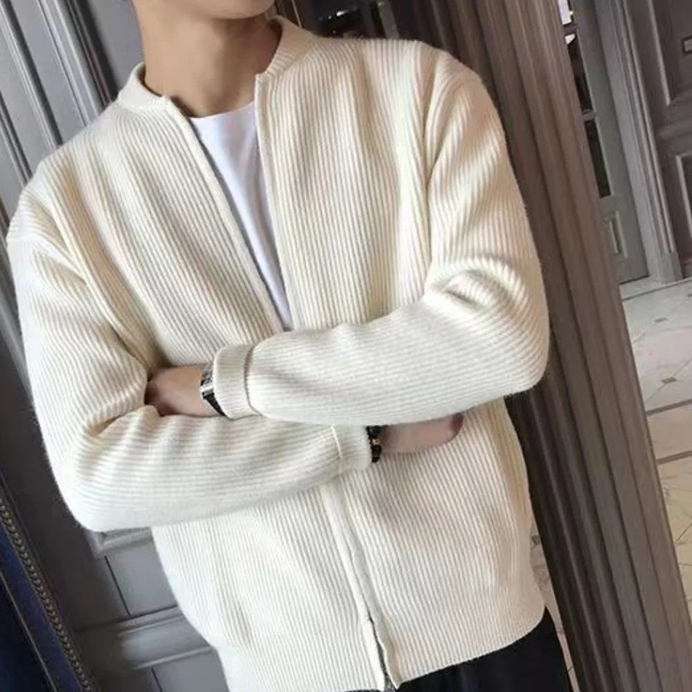 "Zacht, gebreid herenvest met rits, effen design. Ideaal voor koude dagen, biedt stijl en comfort. Losse pasvorm."