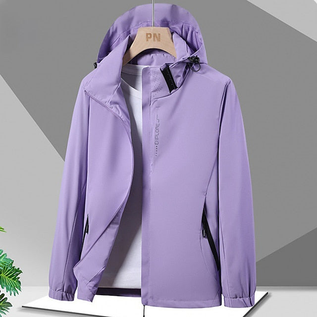 "Zacht klassiek herenjack met capuchon in zwart, rood, roze en lila; stijlvol, warm en veelzijdig voor koude dagen."