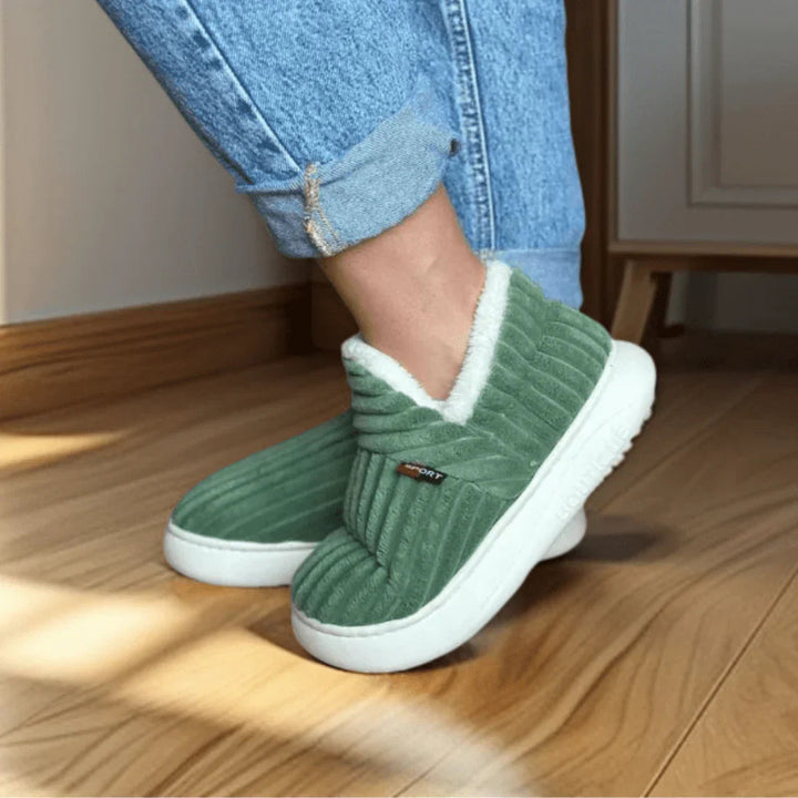 Stijlvolle slip-on huisschoenen met een pluizige voering voor dames. Perfecte winter pantoffels.