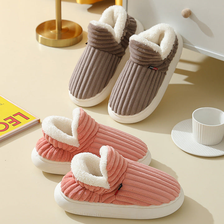 Een paar comfortabele dames pantoffels, slip-on model, klaar om gedragen te worden voor huiselijk comfort.