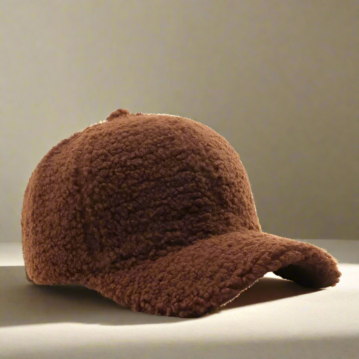 Verstelbare winterpet, zacht en warm aanvoelend, stijlvol hoofddeksel voor comfort en mode.