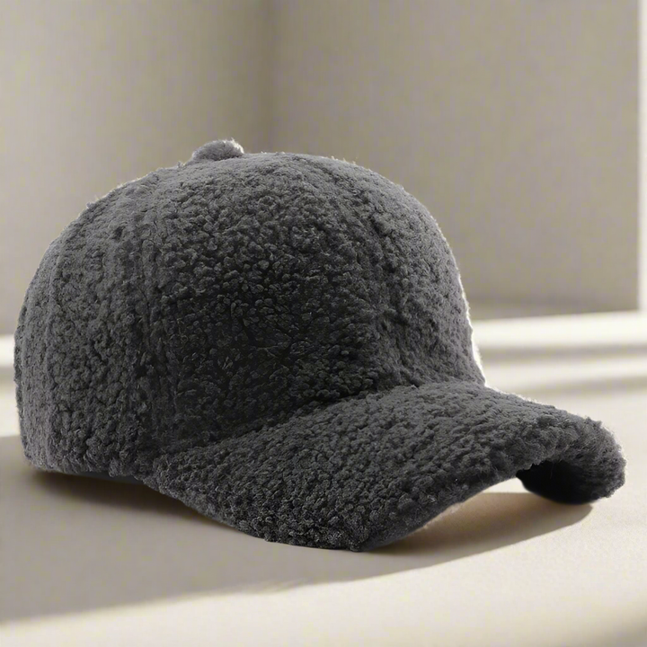 Verstelbare platte pet, zacht en warm, modeaccessoire voor de koudere herfst- en winterdagen.
