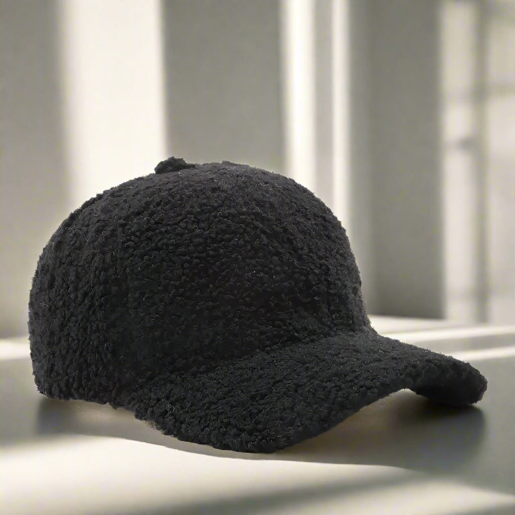 Stijlvolle herfst-winterpet, zacht en warm, verstelbaar voor optimaal comfort, donkere kleur.