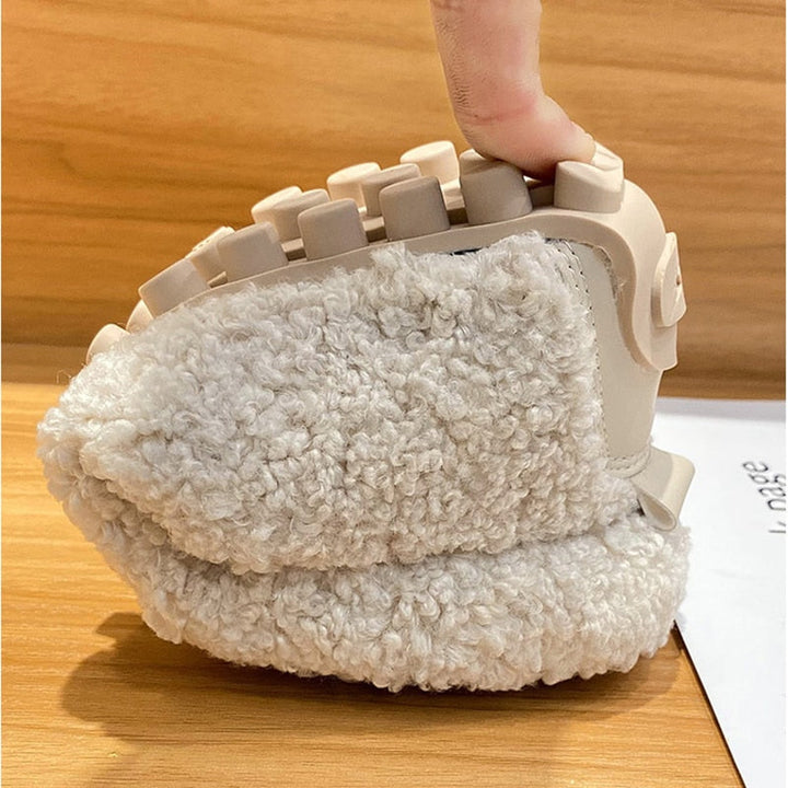 Detail van ergonomische zachte dames pantoffels, bieden comfort en ondersteuning als binnenpantoffels.