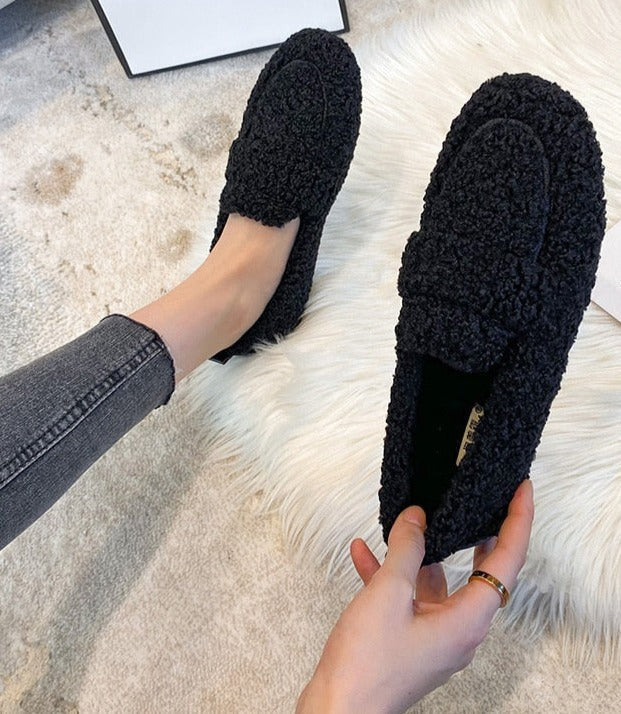Diverse kleuren modieuze dames pantoffels, zacht en comfortabel voor een stijlvolle look thuis.