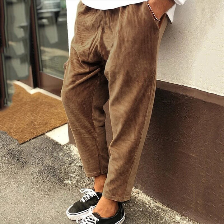 "Zachte heren corduroy broek in relaxed fit, lente/herfststijl met elastische tailleband en trekkoord voor optimaal comfort."