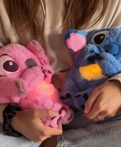 "Zachte knuffel met ingebouwd nachtlampje en geluiden in pastelkleuren voor stressverlichting en ontspanning."