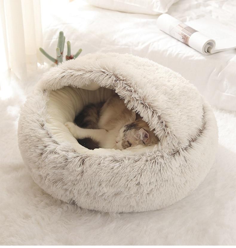 "Zachte pluche CozyHome mand voor katten en honden, beige kleur, biedt comfort en veiligheid met anti-slip onderkant."