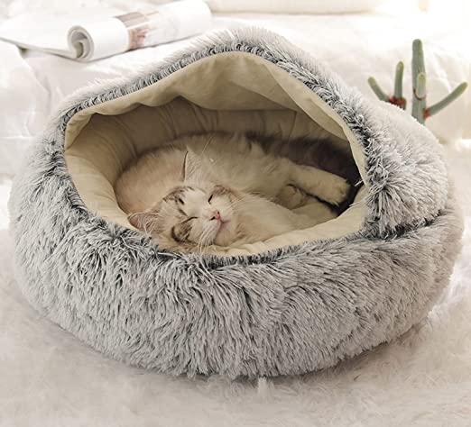 "Zachte pluche CozyHome mand voor katten en honden, beige kleur, biedt comfort en veiligheid met anti-slip onderkant."