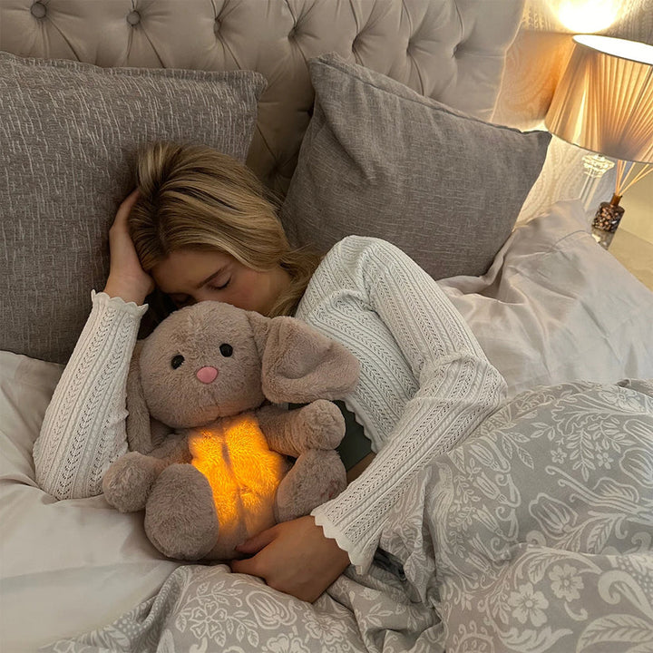 Detailopname van de pluizige textuur van een witte knuffel, ideaal als rustgevend speelgoedcadeau.