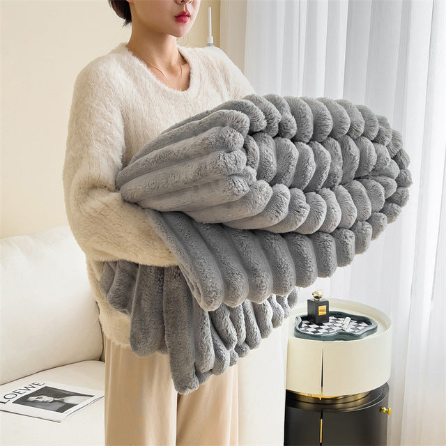 Detailopname van de zachte pluizige textuur van de aurora deken, warm en comfortabel.