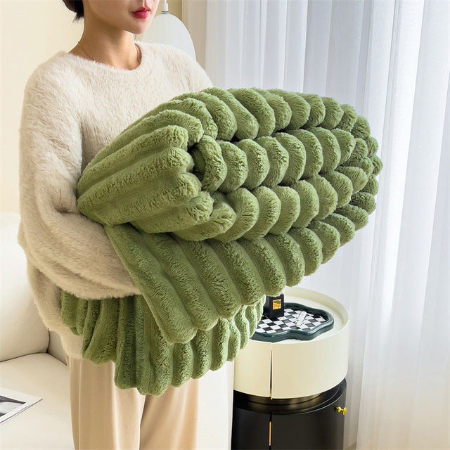 Aurora deken elegant gedrapeerd over bank, voegt comfort en stijl toe aan woonkamerinterieur.