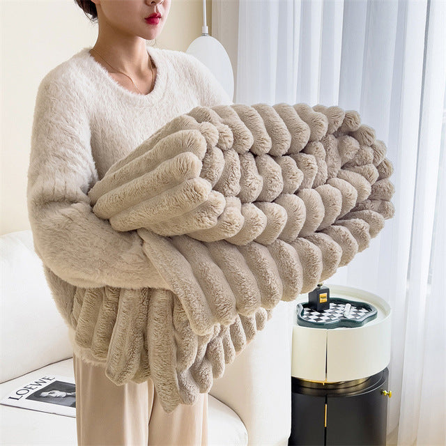 Grote warme pluizige fleece deken van aurora, ideaal voor koude avonden op de bank.
