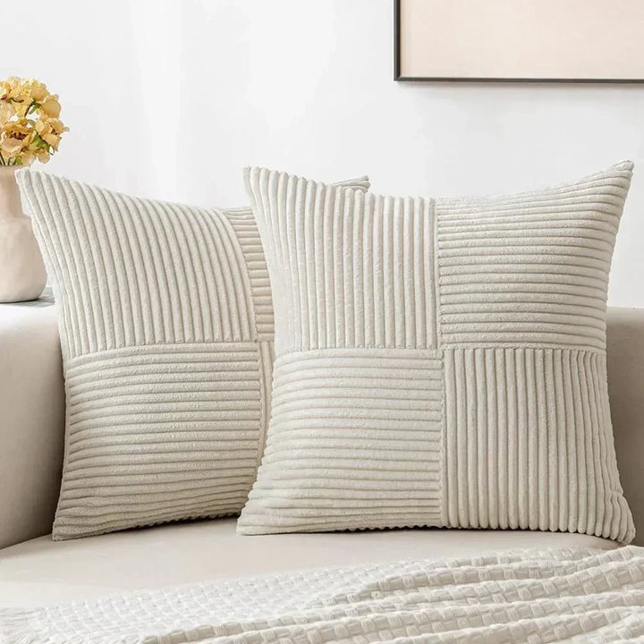 Ribfluwelen kussenhoes 45x45 cm op een bank: zacht, comfortabel en modieus, woondecoratie