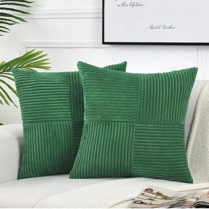 Set van twee ribfluwelen kussenhoezen 45x45 cm in een rustgevende interieursetting