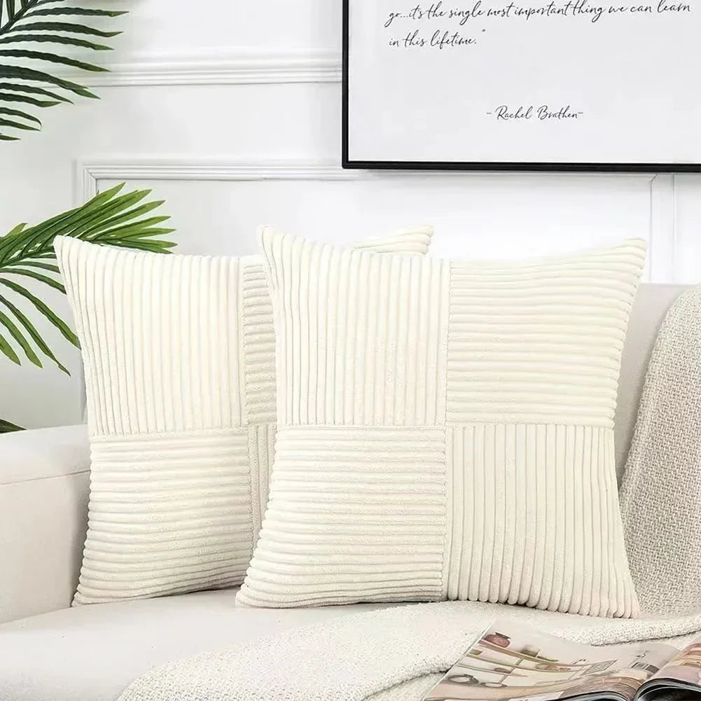 Hoekdetail van een zachte ribfluwelen kussenhoes 45x45 cm die luxe toevoegt aan uw interieur