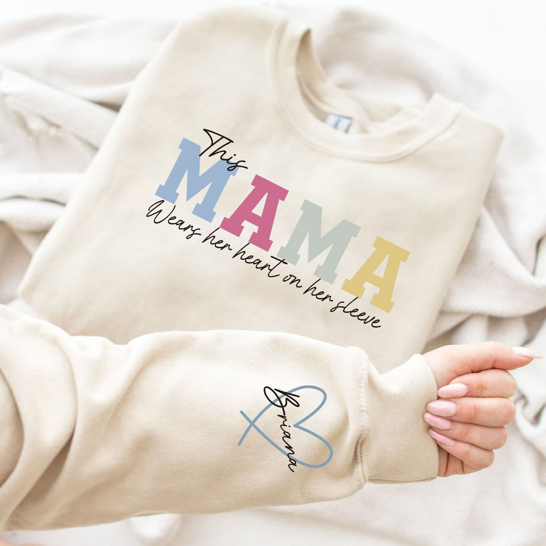 Detail van gepersonaliseerde tekst op unisex trui, met zorg geborduurd. Een uniek familie cadeau voor elke dierbare.