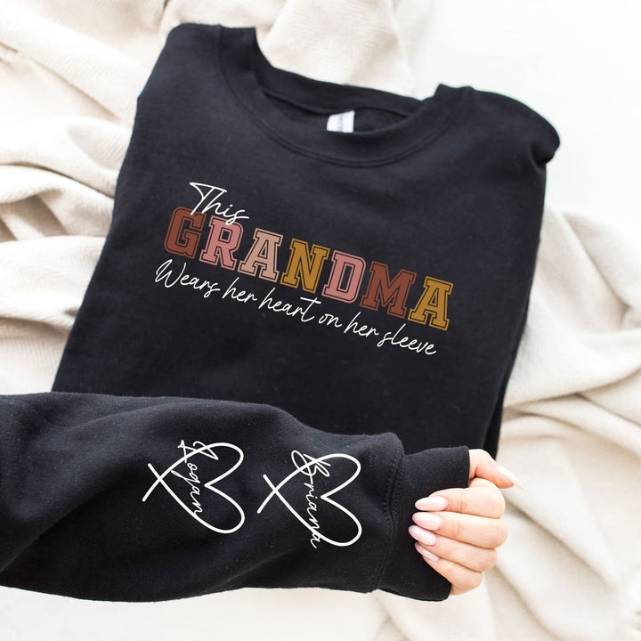 Comfortabele unisex hoodie gedragen door een vrouw. Ideaal als dames kleding of cadeau moeder. Top seller kwaliteit.