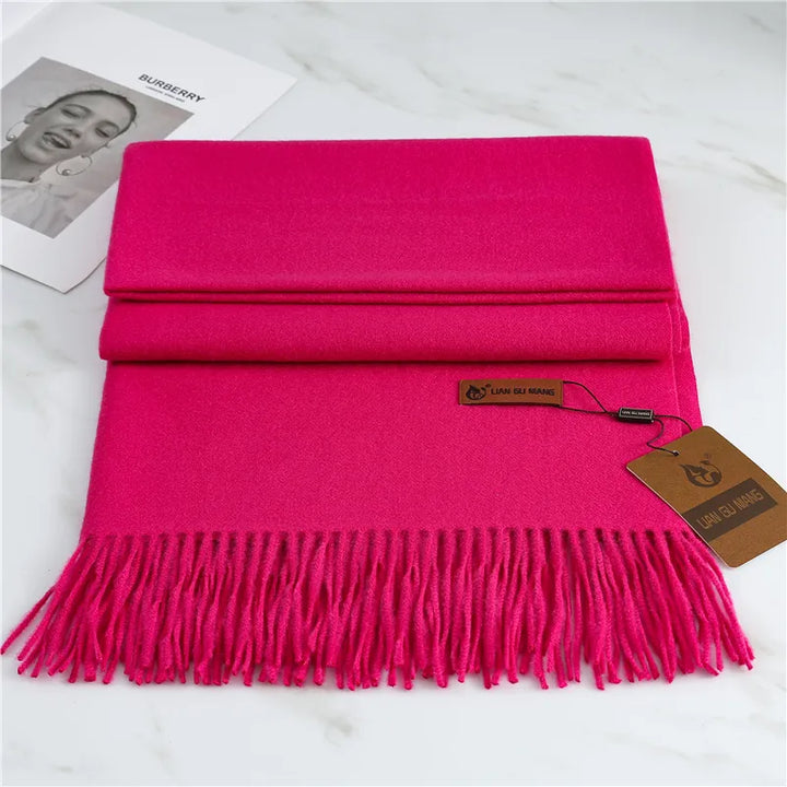 Stijlvolle winter sjaal van puur kasjmier, heerlijk warm en comfortabel voor vrouwen.