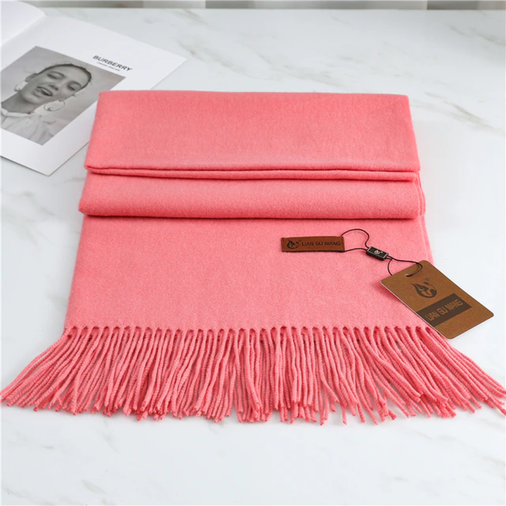 Comfortabele, effen kasjmier sjaal, perfecte warme accessoire voor de moderne vrouw.