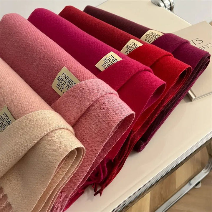 Chic en warm: deze wollen damessjaal combineert stijl met comfort in de winter.