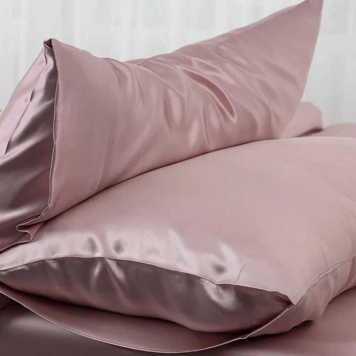 "Zachte zijden kussensloop van luxe moerbeizijde, textuur in elegante tinten, geschikt voor huid- en haarbescherming."