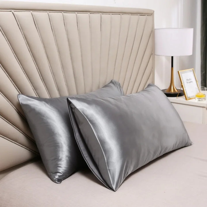 "Zachte zijden kussensloop van luxe moerbeizijde, textuur in elegante tinten, geschikt voor huid- en haarbescherming."