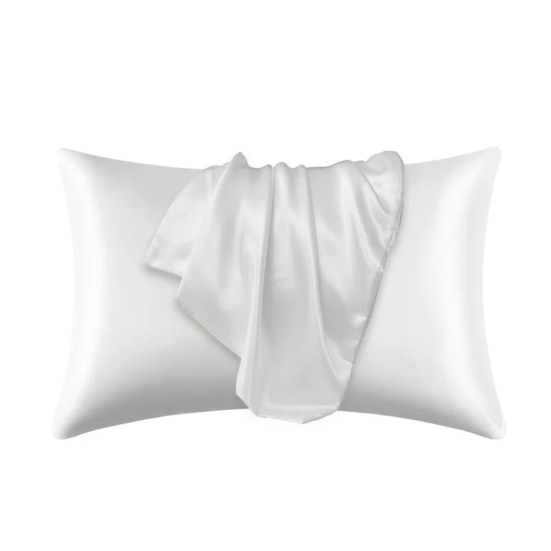 Zijdezachte polyester kussensloop in close-up, toont luxueuze textuur voor slaapcomfort.