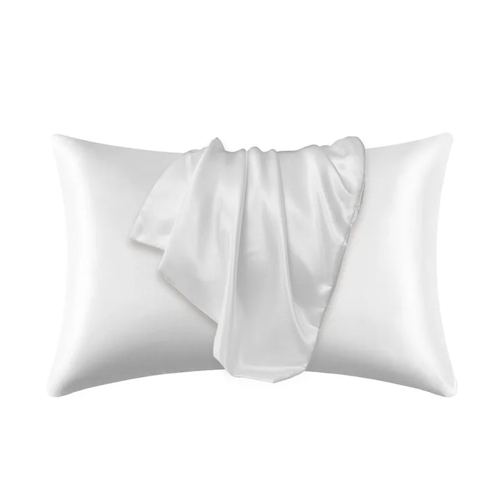 Zijdezachte polyester kussensloop in close-up, toont luxueuze textuur voor slaapcomfort.