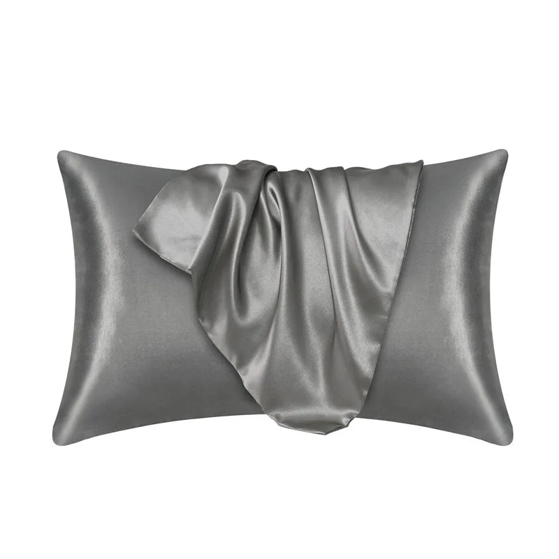 Crèmekleurige polyester kussensloop op bed, benadrukt huidvriendelijk en haarvriendelijk materiaal.