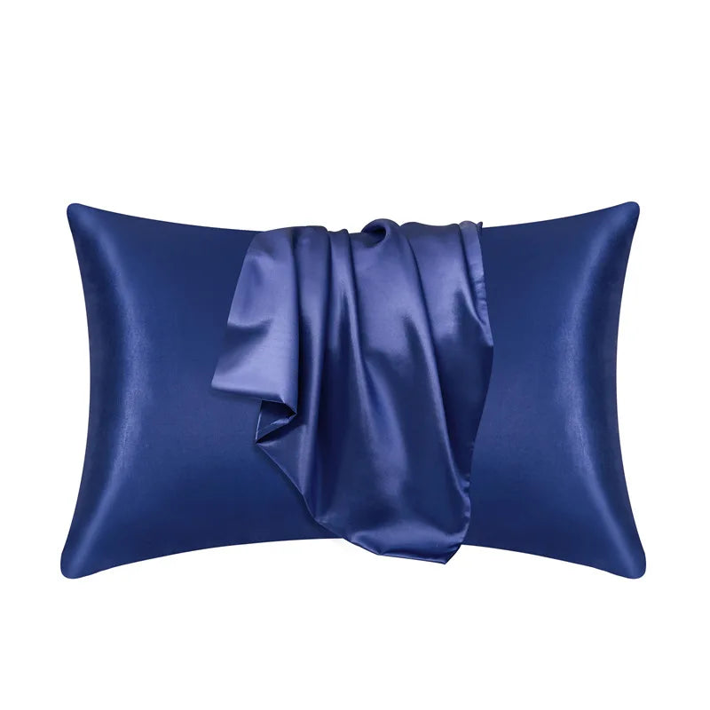 Detailopname van de stof van een polyester kussensloop, toont fijne structuur en glans.