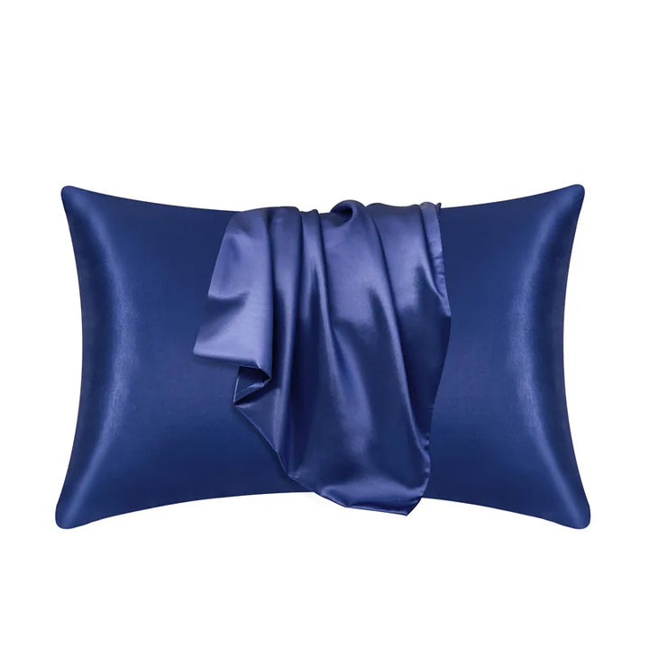 Detailopname van de stof van een polyester kussensloop, toont fijne structuur en glans.