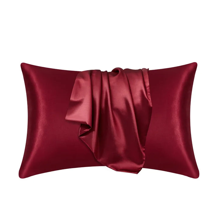Set van twee zijdezachte polyester kussenslopen, ideaal voor huidverzorging en comfort.