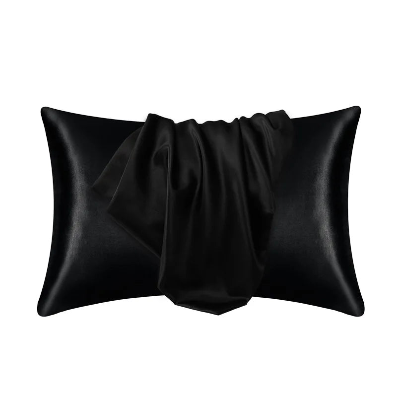 Zwarte polyester kussensloop op een hoofdkussen, toont de naadloze afwerking.
