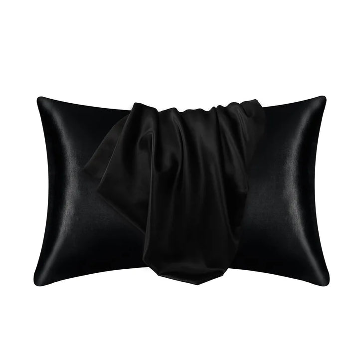 Zwarte polyester kussensloop op een hoofdkussen, toont de naadloze afwerking.