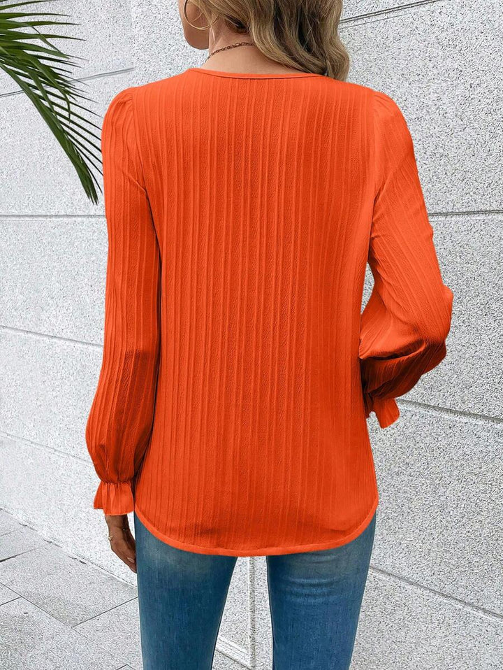 Zomerse dames V-hals blouse met opengewerkt detail, rechte pasvorm en elegant design voor casual chique gelegenheden.