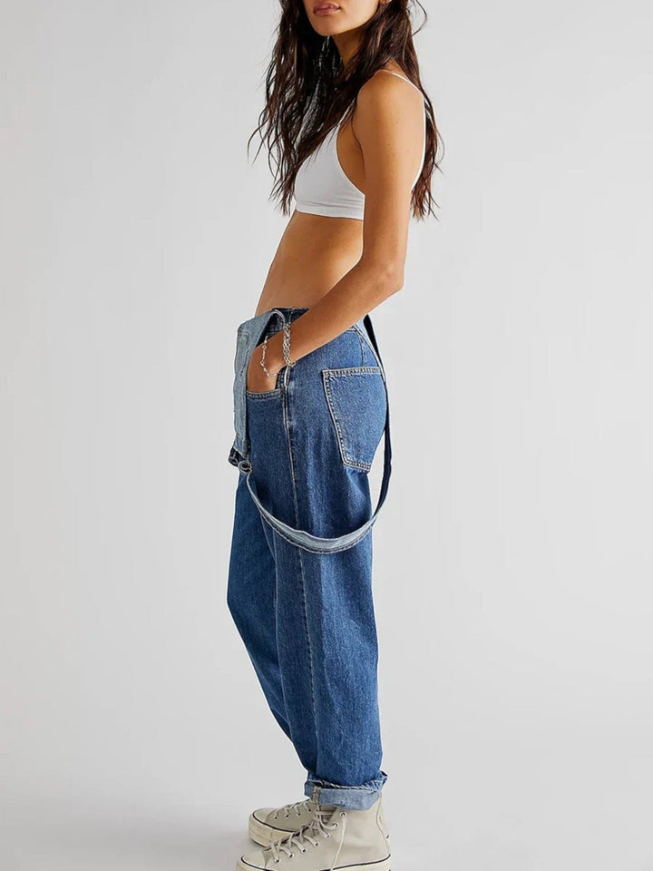 Zomerse denim jumpsuit dames, losvallend, blauwe tint, brede pijpen, spaghetti bandjes voor zonnige dagen en comfort.